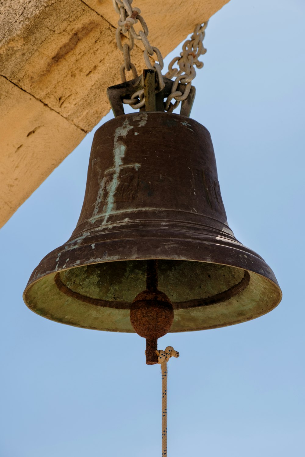 Una campana appesa al lato di un edificio
