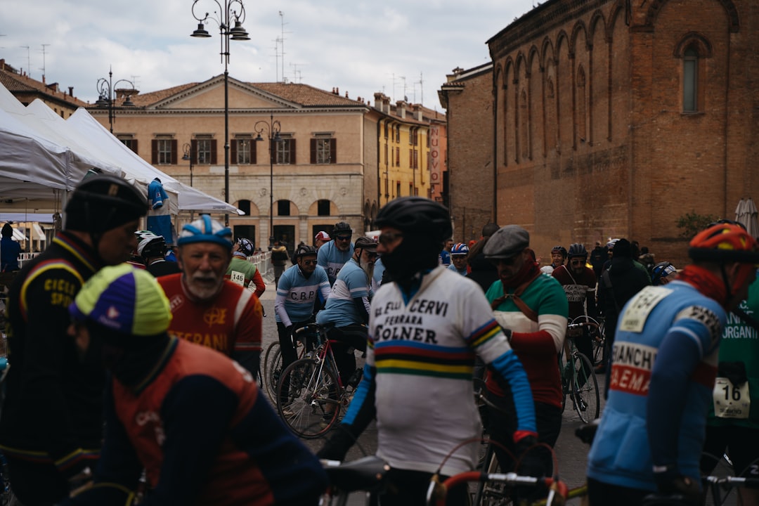 Course cycliste historique en Italie, ambiance festive en bord de route