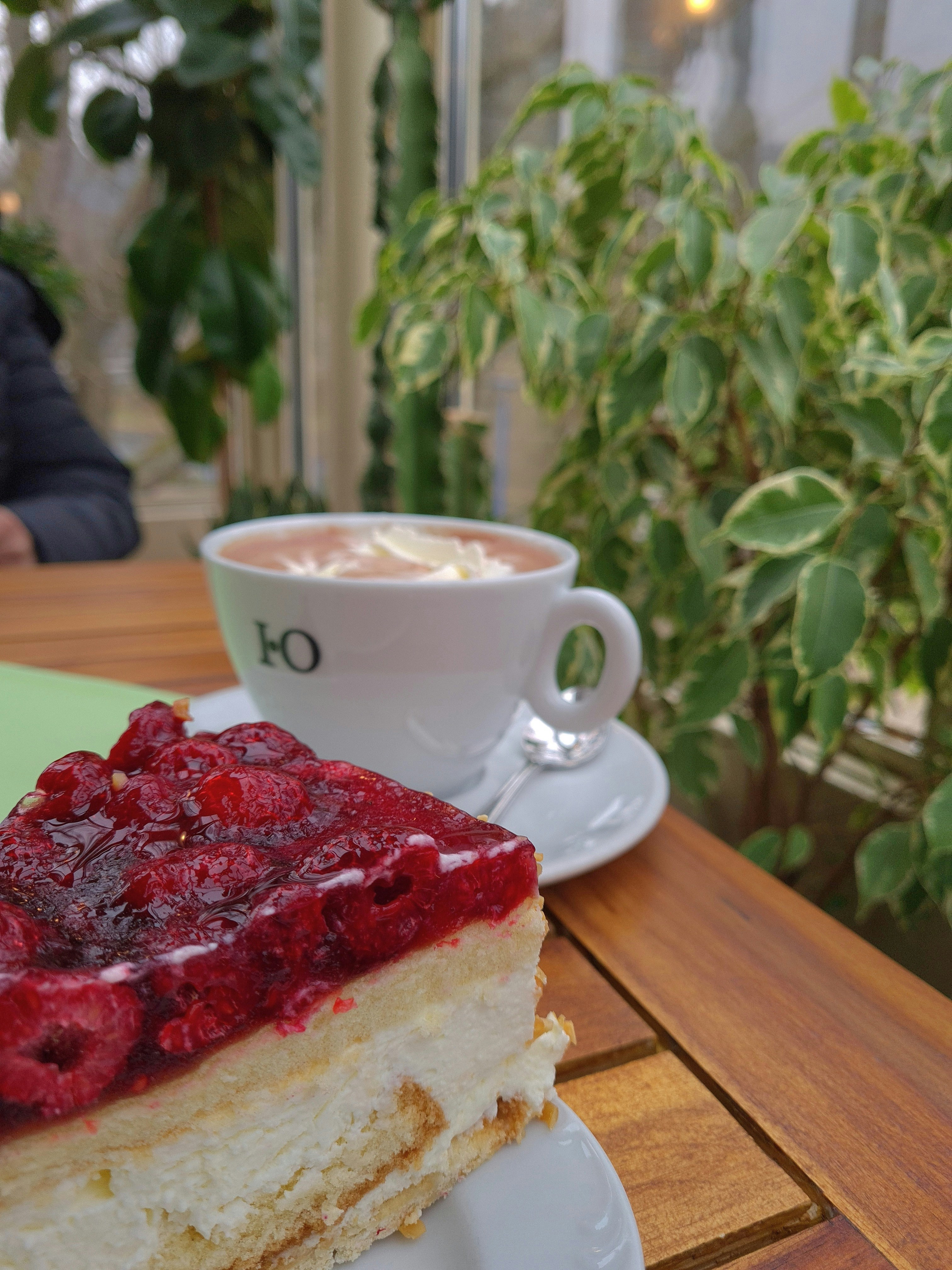 Un pedazo de pastel sentado encima de un plato blanco