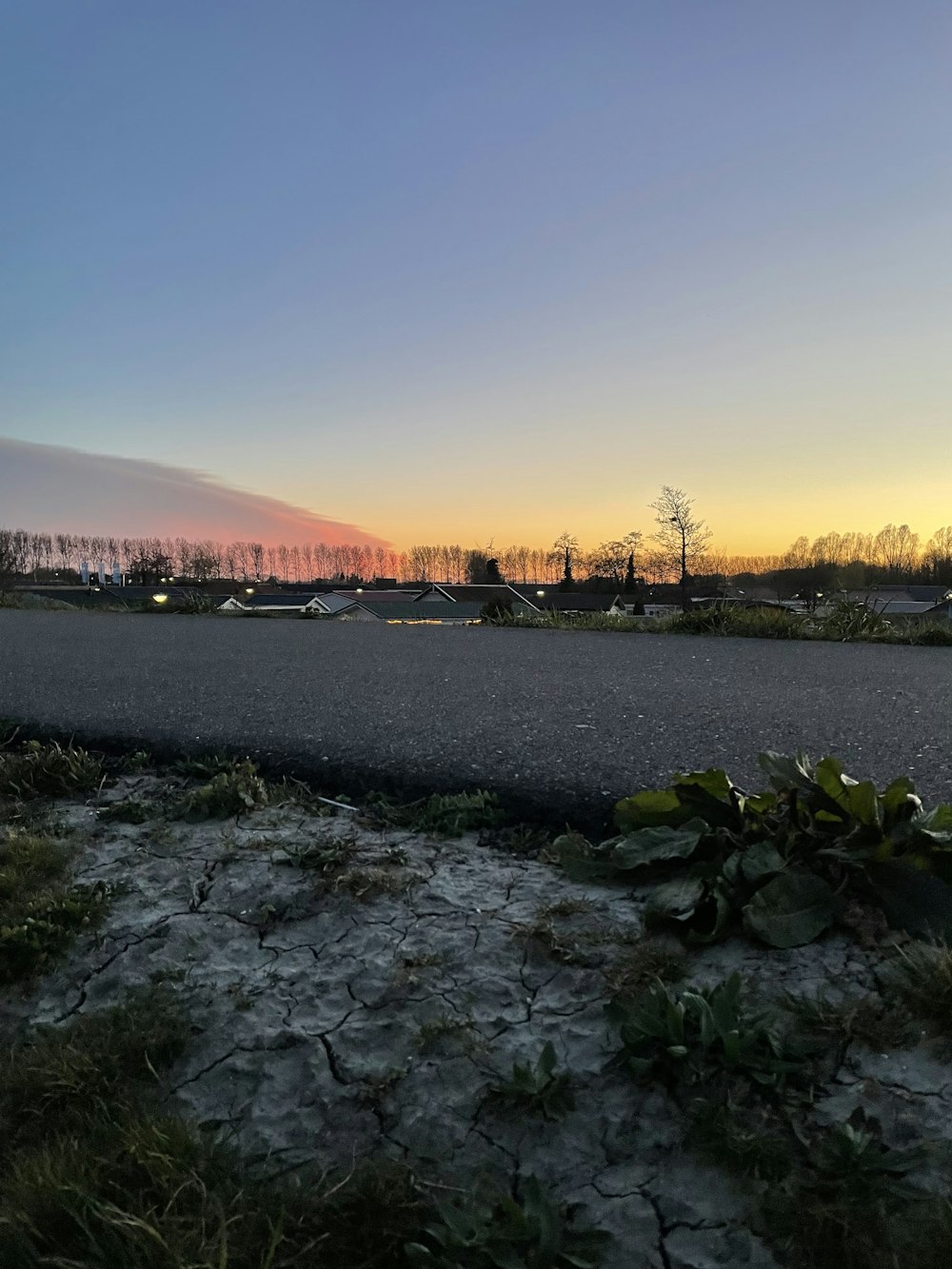 Die Sonne geht über einer kleinen Stadt unter