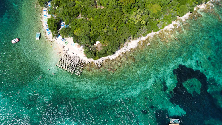 Luchtfoto van de kust bij Ksamil, Albanië