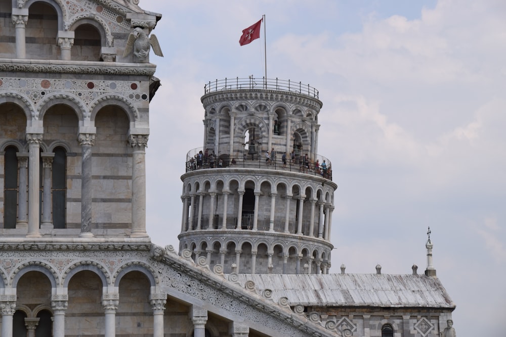 ein hoher Turm mit einer Flagge darauf