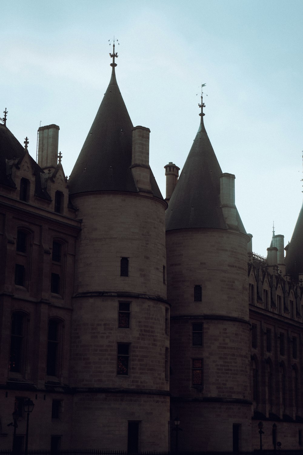 un grand bâtiment avec une horloge à l’avant