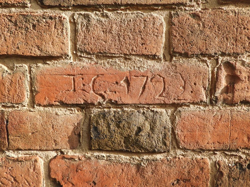 un mur de briques avec le mot amour écrit dessus