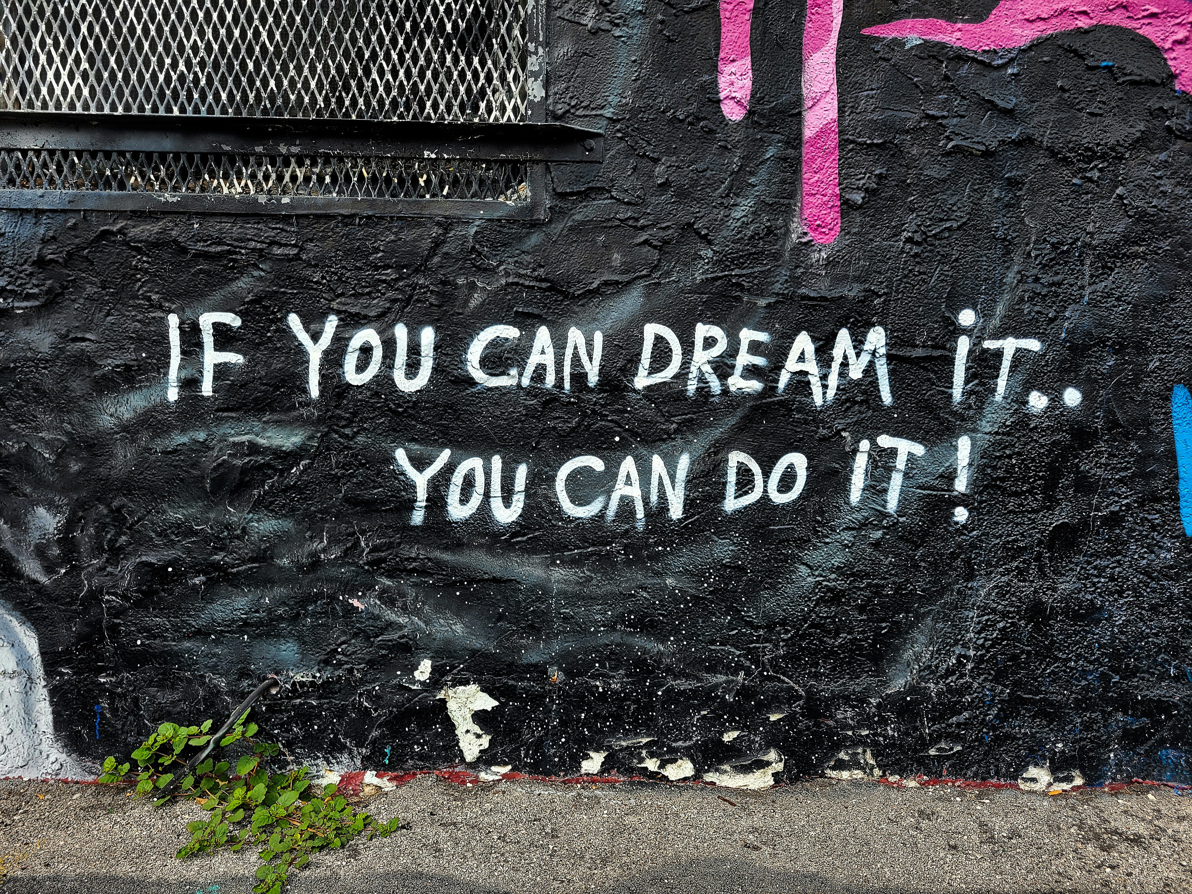 graffiti sur un mur qui dit que si vous pouvez le rêver, vous pouvez le faire