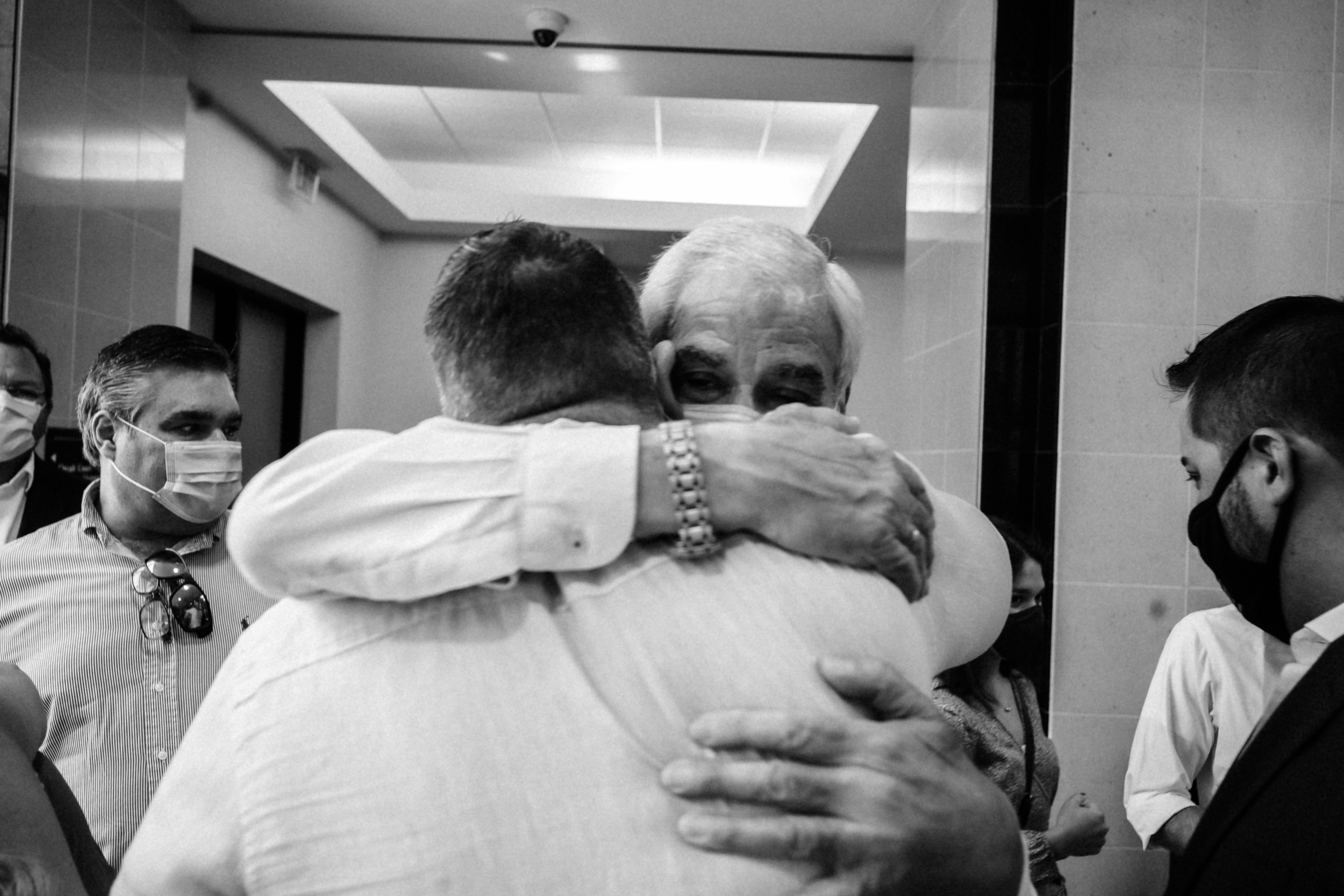 Een ontroerend moment tussen twee broers, misschien een knuffel of een gedeelde herinnering.