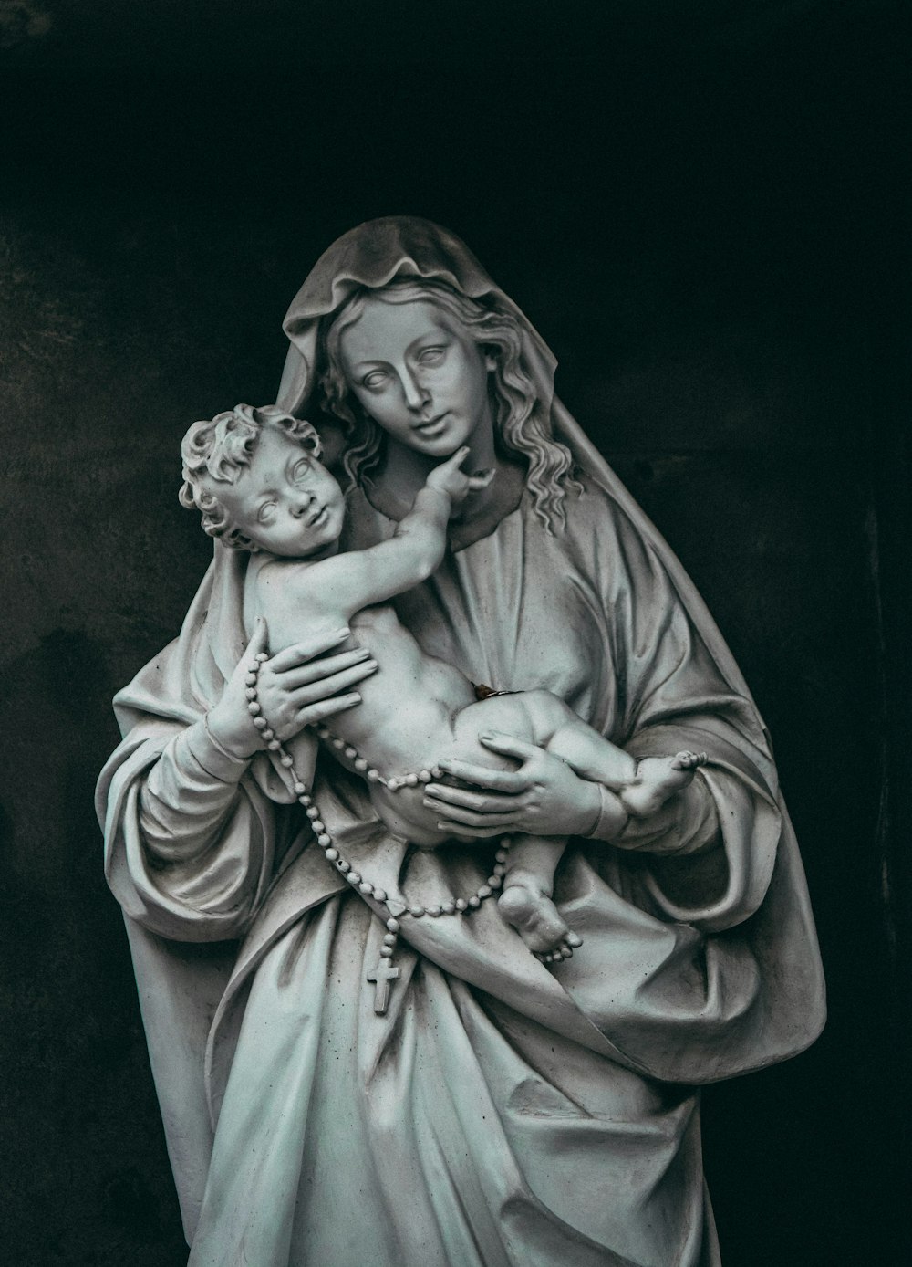 Eine Statue einer Frau, die ein Baby hält