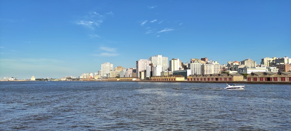 um barco que viaja por um rio ao lado de uma cidade