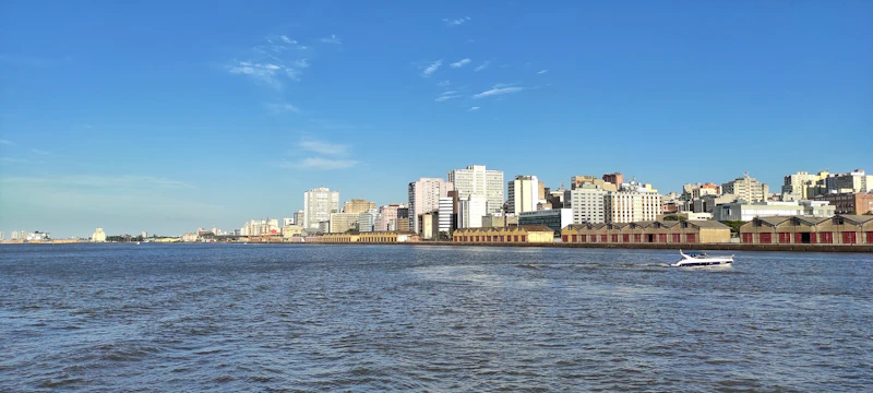 Critérios objetivos para escolher administradora de Airbnb em Porto Alegre: taxa real por escrito, anúncio para o hóspede corporativo, pricing por agenda de eventos e red flags de contrato.