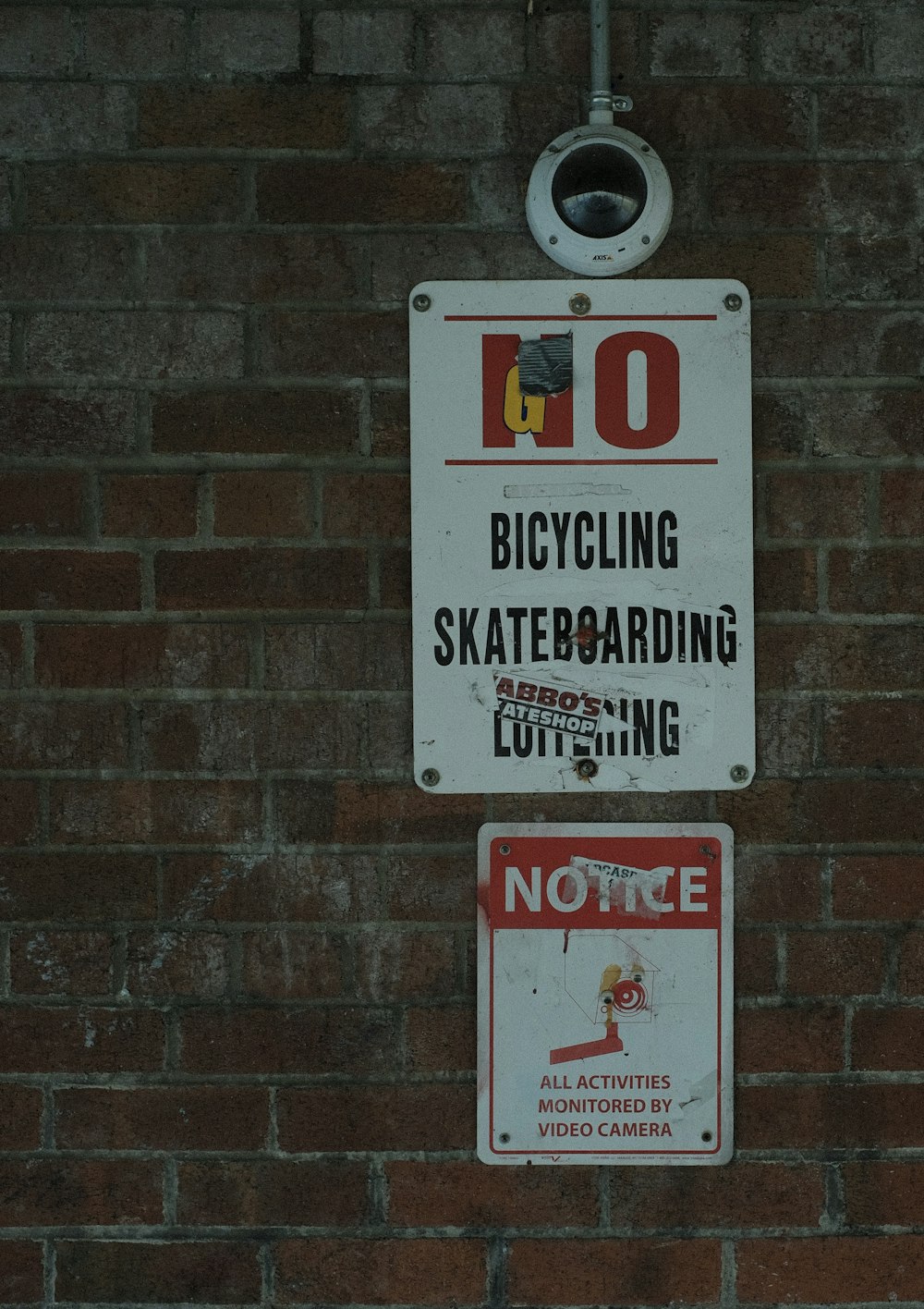 a sign on a brick wall that says no bicycling, skateboarding
