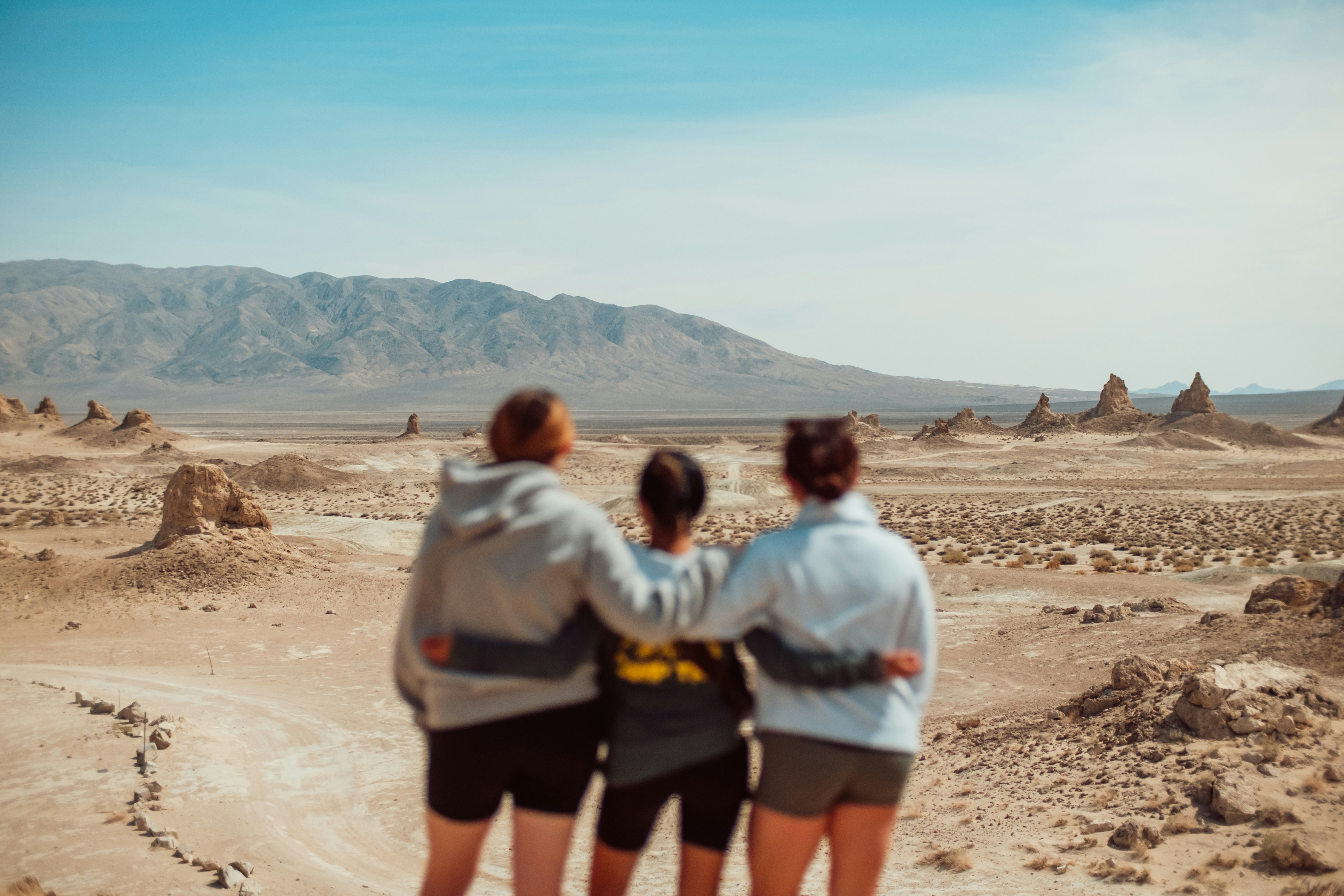 Drei Menschen mitten in der Wüste