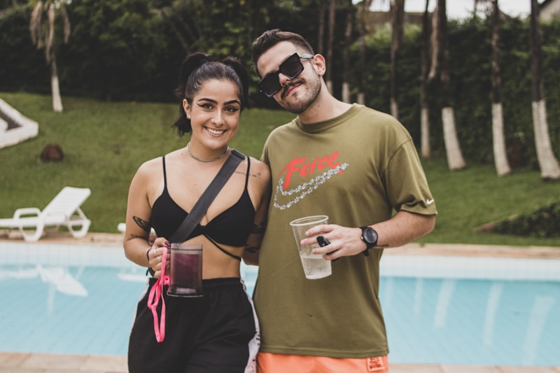 Pareja junto a la piscina en evento