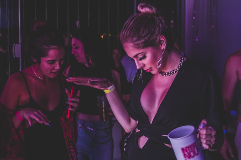 Mujer elegante con copa