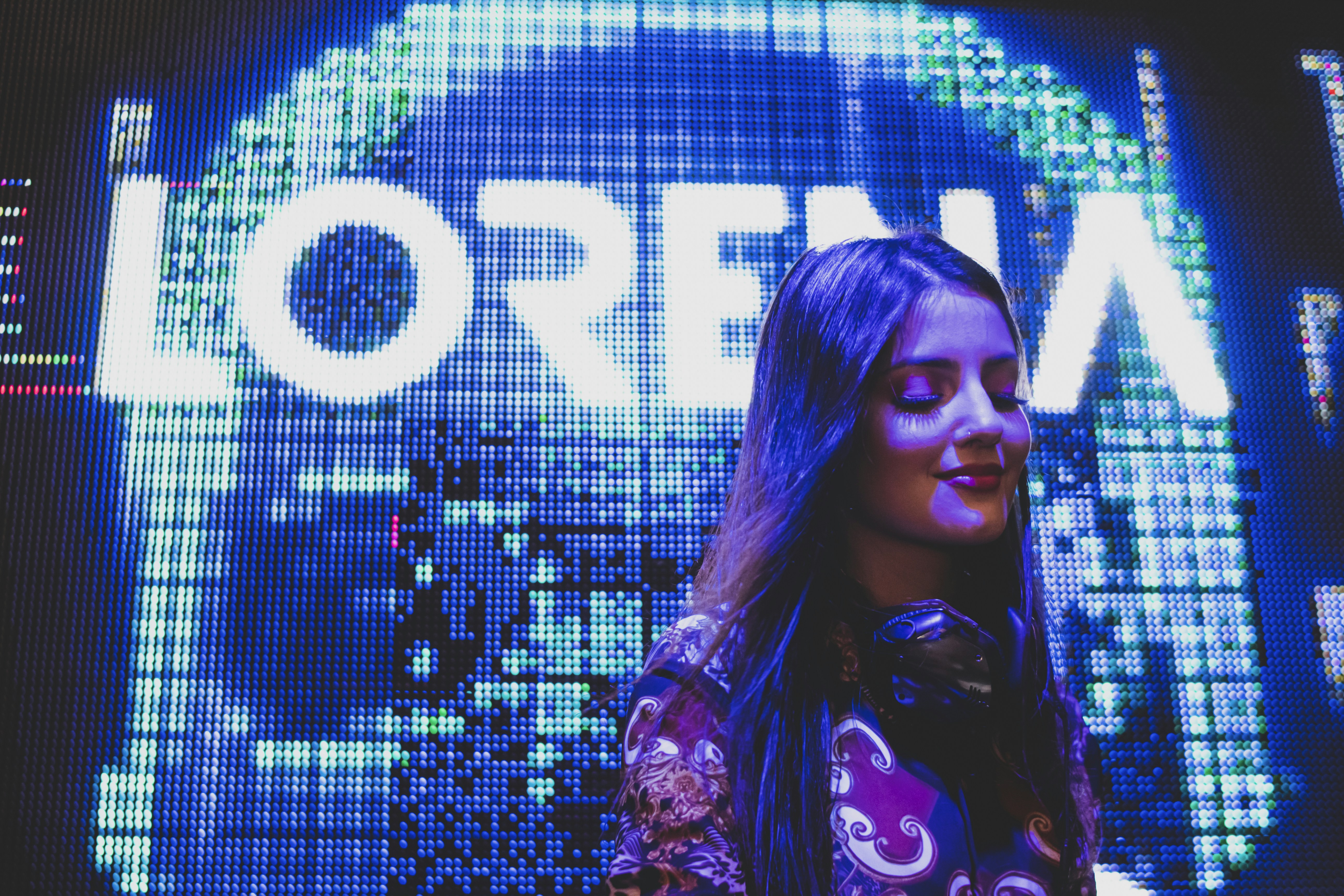 gray computer monitor