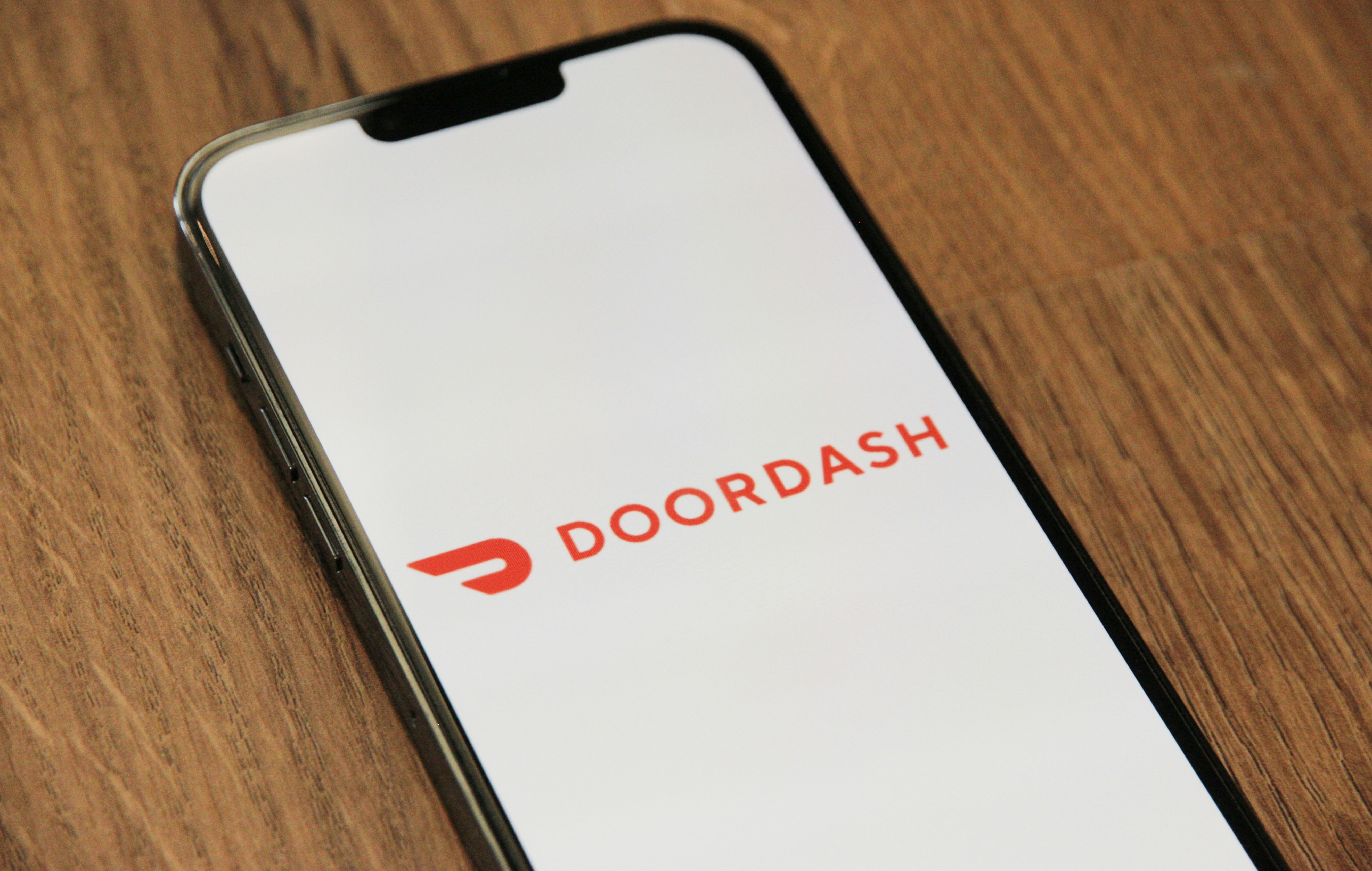 https://images.unsplash.com/photo-1648091855444-76f97897dcd4?ixid=M3w2MjYzNjJ8MHwxfHNlYXJjaHwyfHxEb29yRGFzaCUyQyUyMERlbGl2ZXJvb3xlbnwwfDB8fHwxNzQ2NjEwMjQwfDA&ixlib=rb-4.1.0