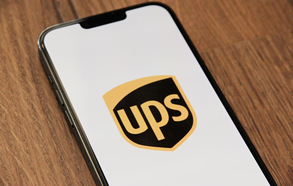 Ein Telefon mit dem UPS-Logo