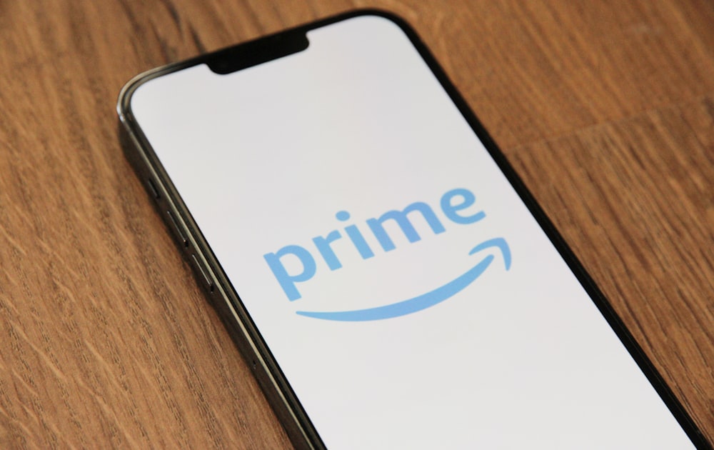 um telefone com o logotipo da Amazon Prime nele