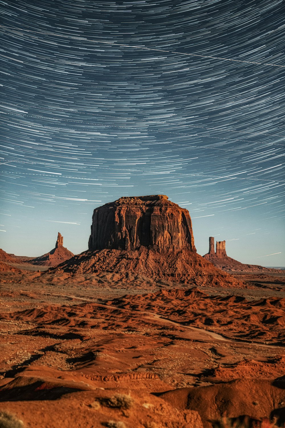 Ein Berg mit einer Sternspur am Himmel darüber