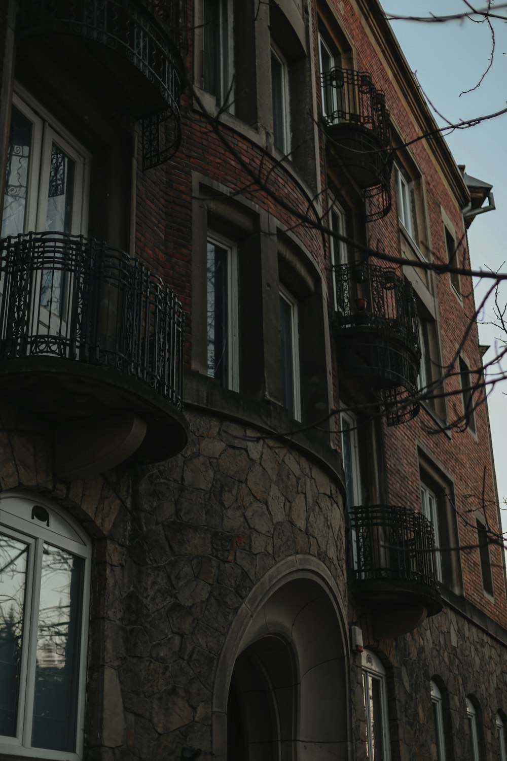 a tall brick building with lots of windows and balconies