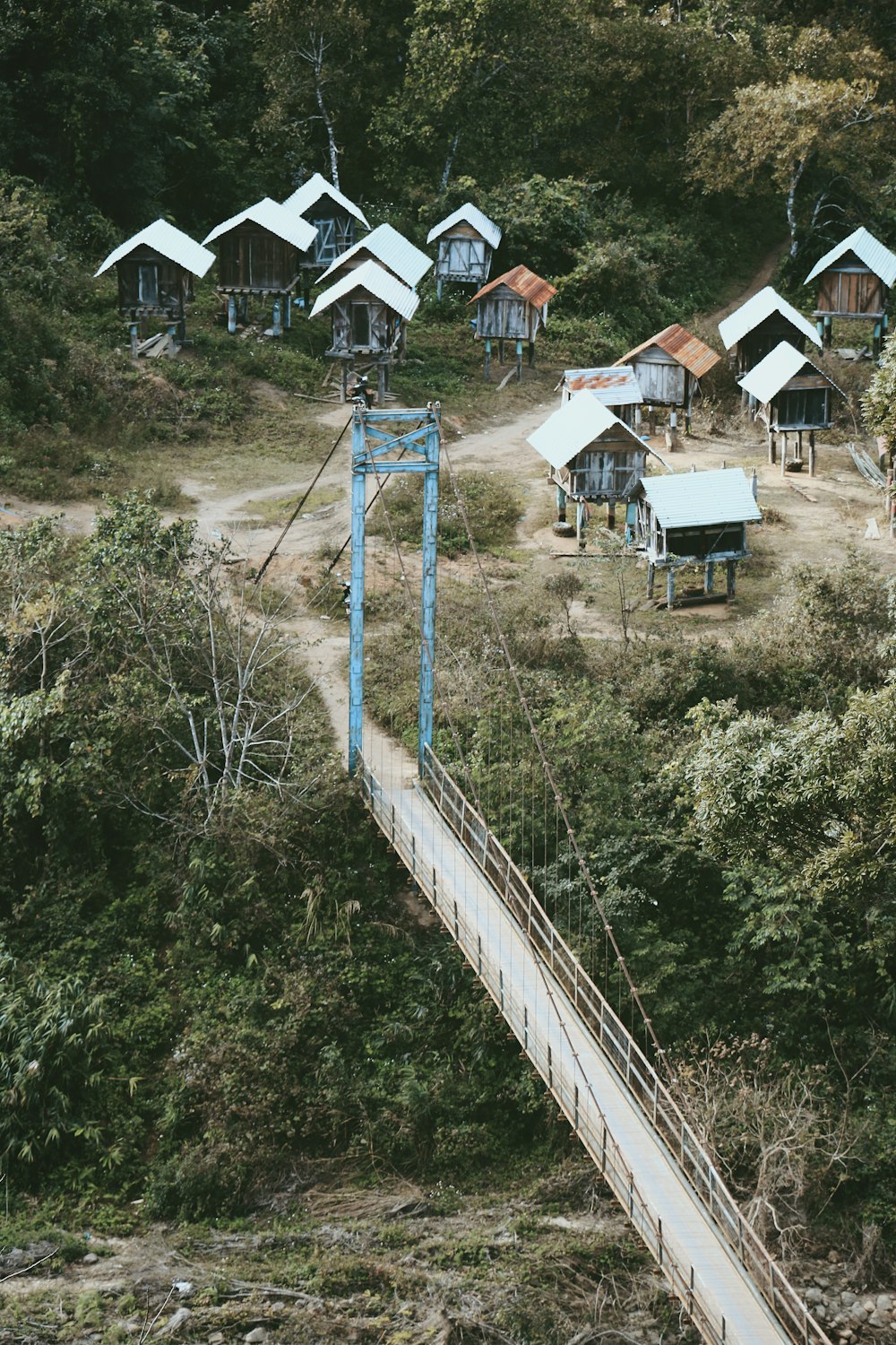 森の中の小さな村に架かる吊り橋