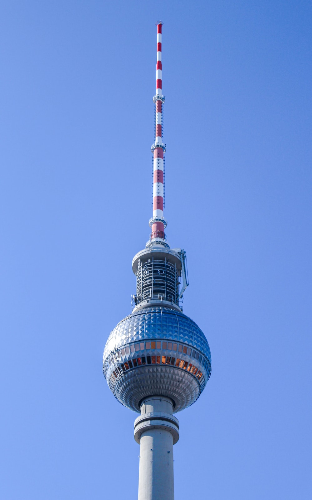 赤と白の縞模様のトップを持つ高い塔