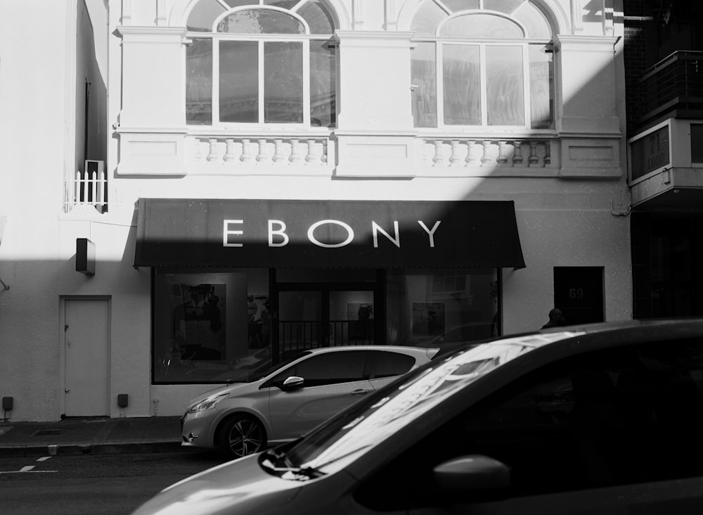 uma foto em preto e branco de uma frente de loja