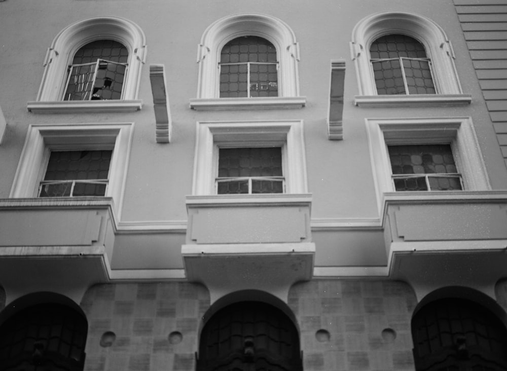 a black and white photo of a building