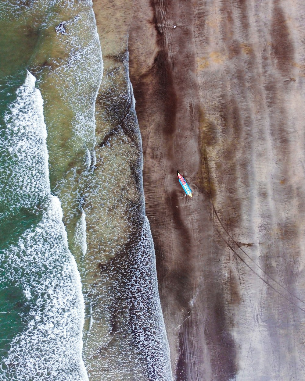 an aerial view of a surfboard on the beach