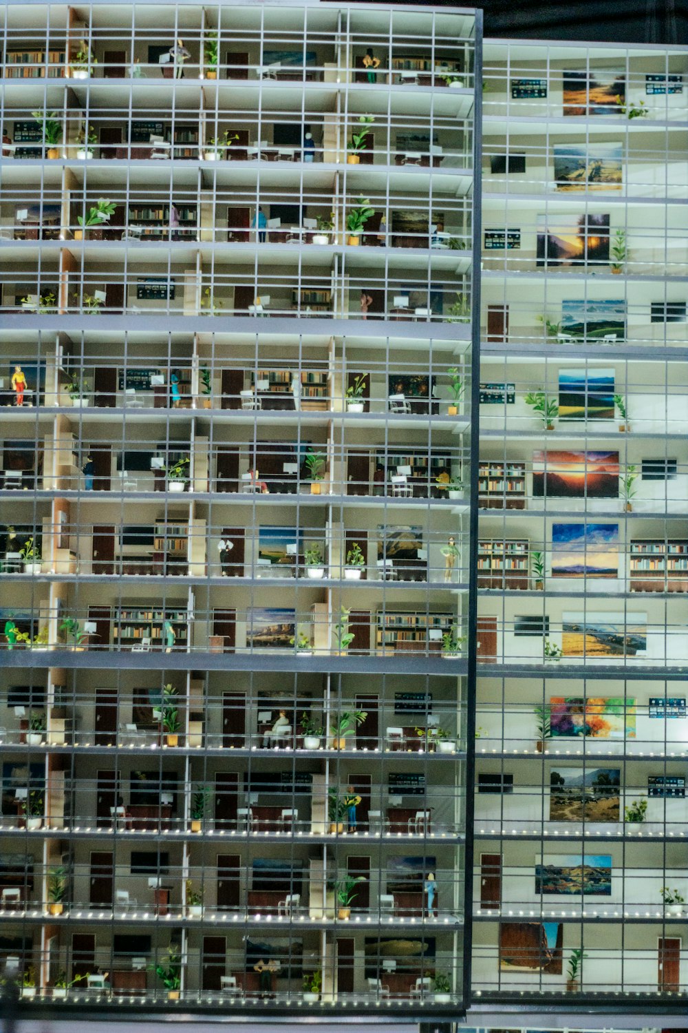 Un edificio alto con muchas ventanas