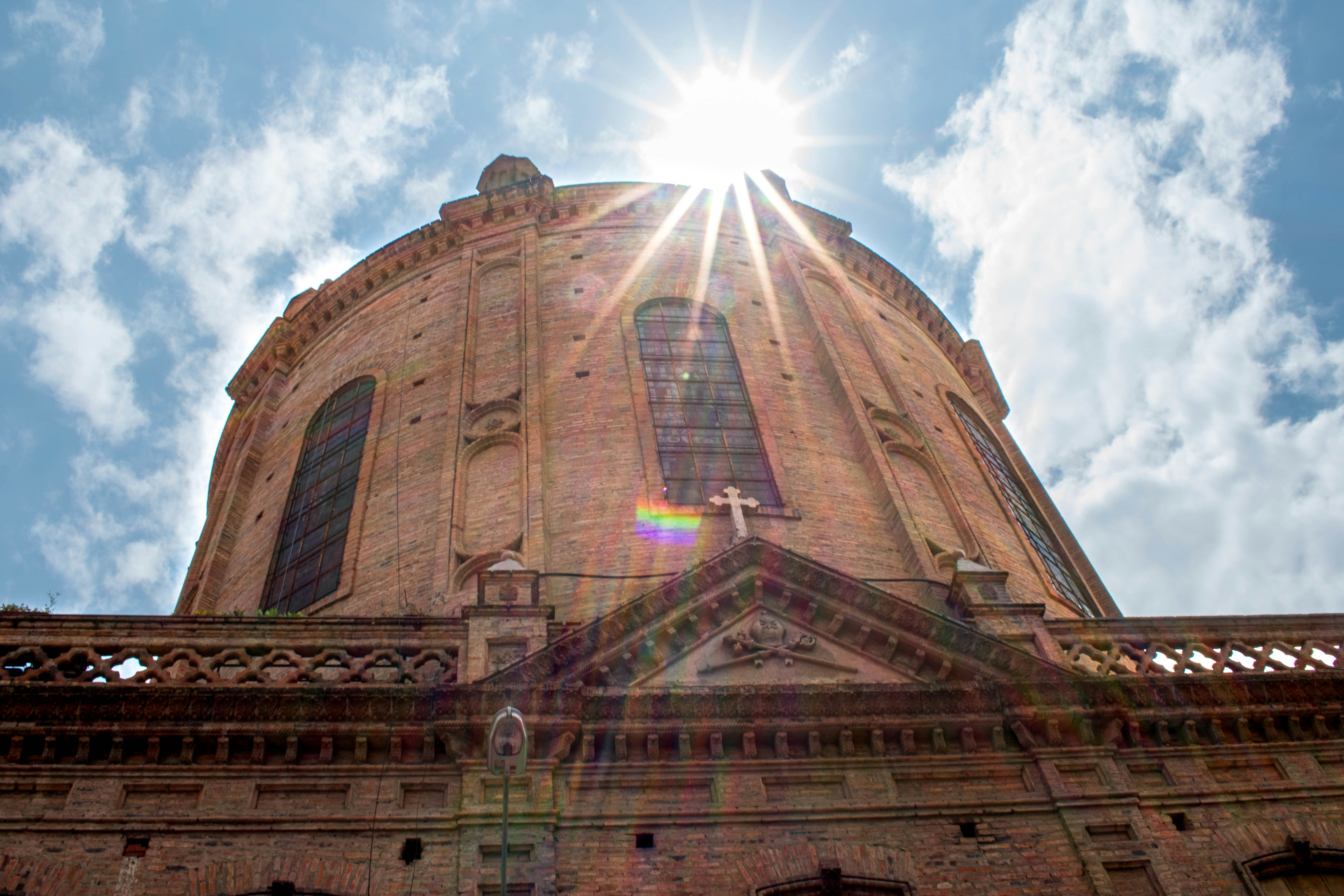 Sunbeams through historic building windows illustrating Cuenca\