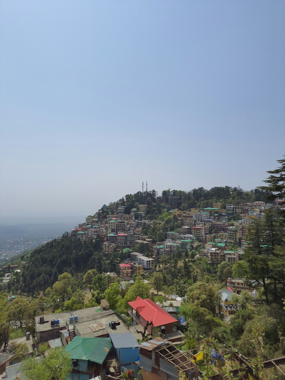 Un pequeño pueblo en la cima de una colina