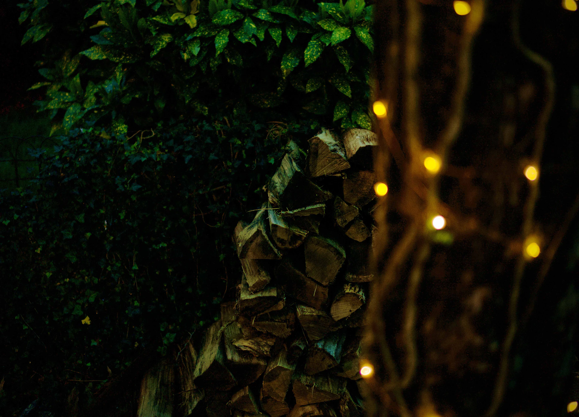 gray computer monitor