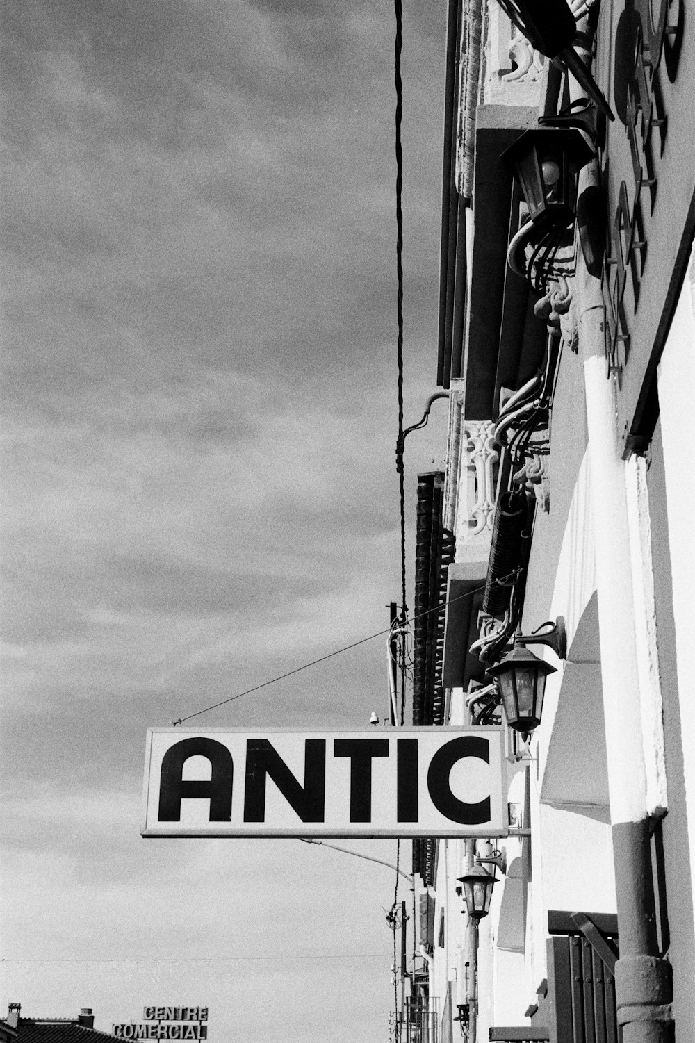 une photo en noir et blanc d’un panneau de signalisation