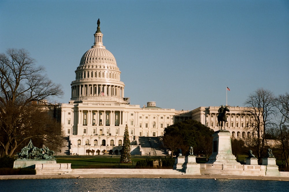 Le Capitole à Washington DC est vu de l’autre côté de l’eau