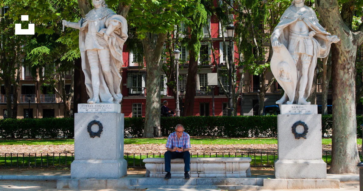 Foto Un Hombre Sentado En Un Banco Junto A Dos Estatuas Imagen Espa a foto-un-hombre-sentado-en-un-banco-junto-a-dos-estatuas-imagen-espa-a
