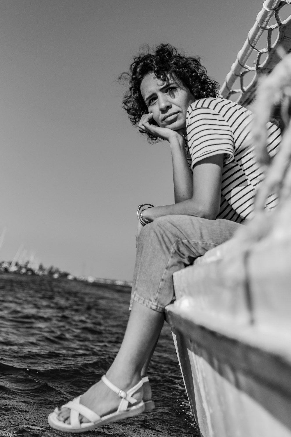 uma mulher sentada em um barco na água