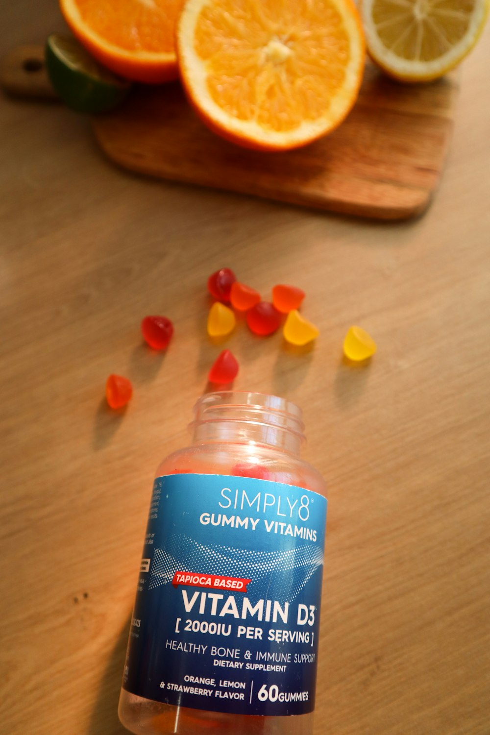 Eine Flasche gummiartige Vitamine auf einem Holztisch