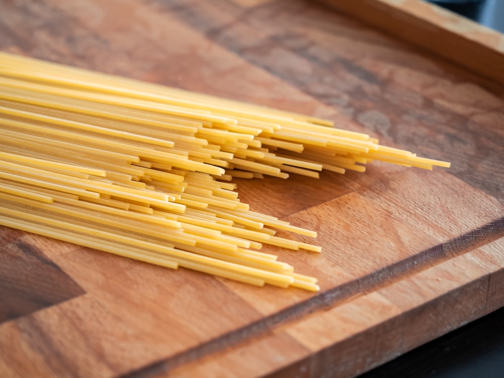 たくさんのパスタをトッピングした木製のまな板