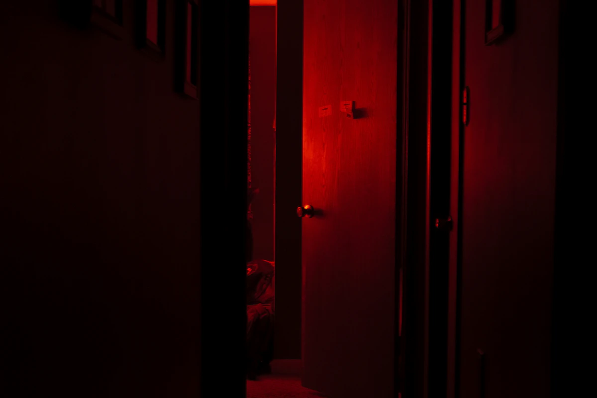 Pasillo oscuro iluminado por una luz roja