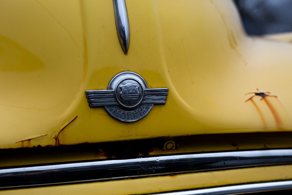 Un primer plano del emblema en un coche amarillo