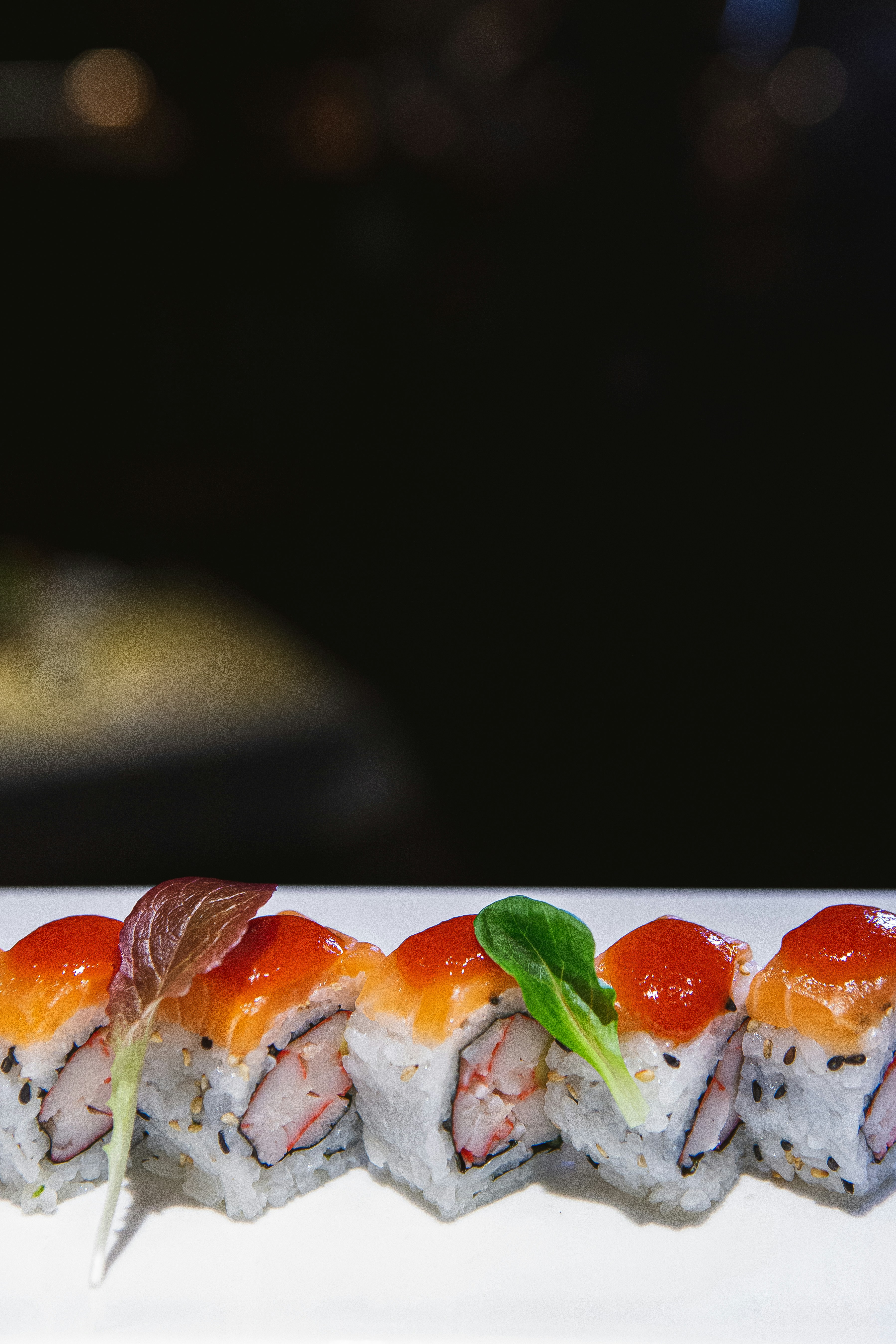 Foto zum Thema Ein weißer Teller mit Sushi in Sauce – Kostenloses Bild ...