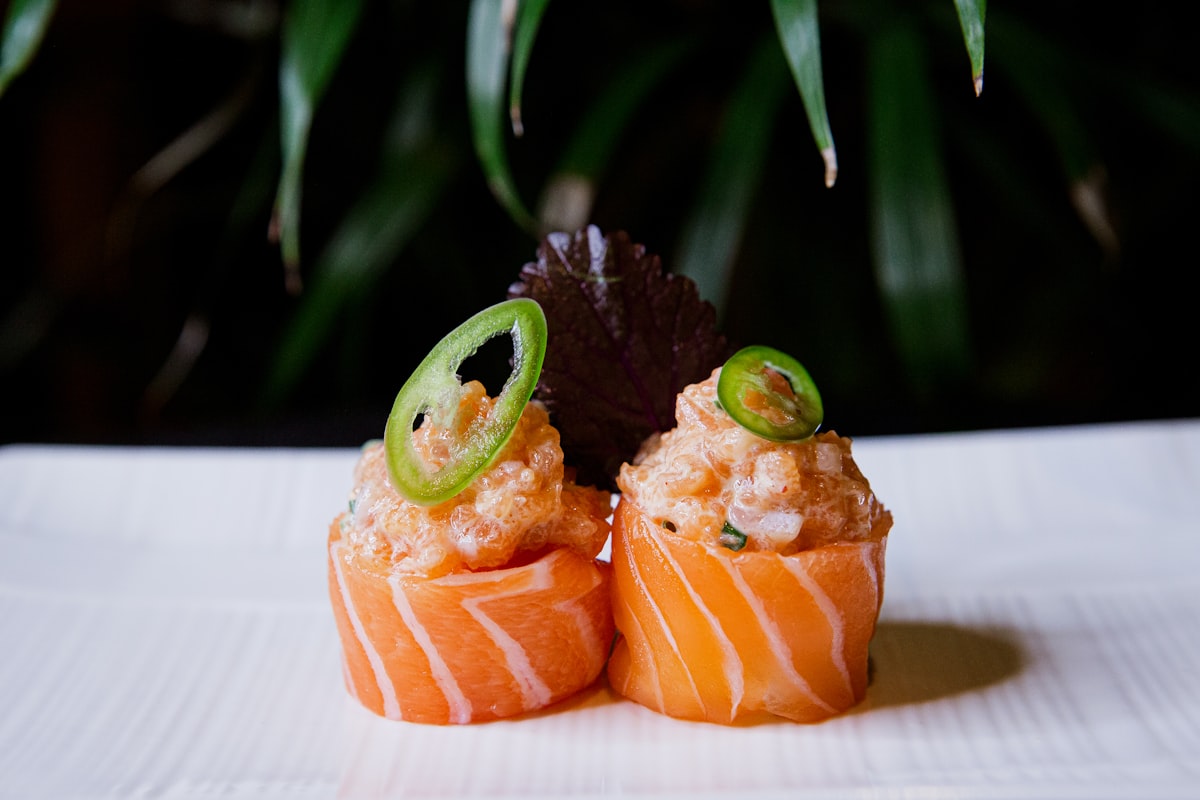 El salmón: un tesoro del mar y sus beneficios en el sushi