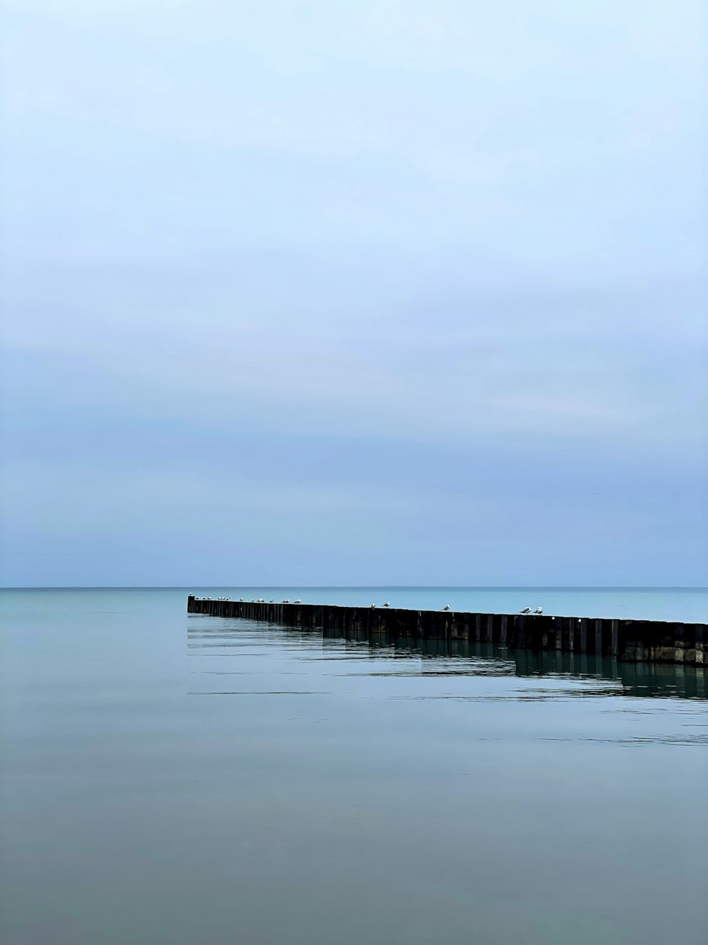 un grande specchio d'acqua