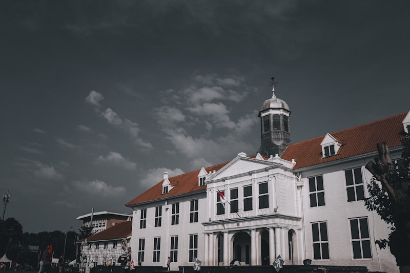 Bangunan kolonial bersejarah di kawasan wisata kota tua Jakarta