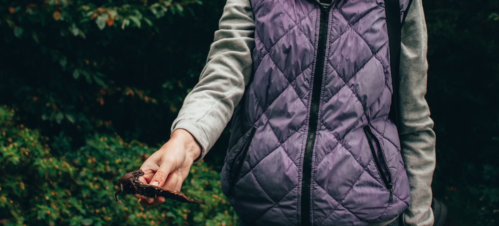 eine Person, die ein Stück Essen in der Hand hält