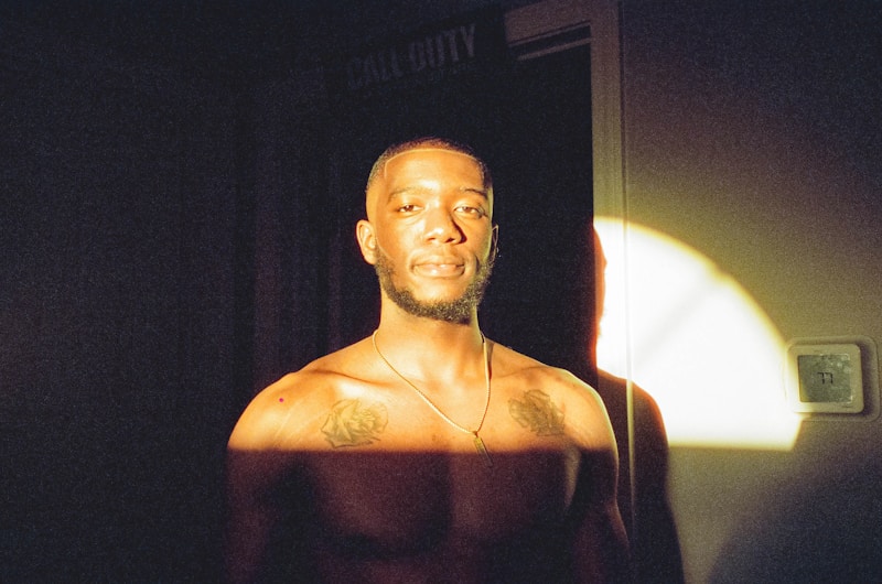 Homme devant miroir sombre