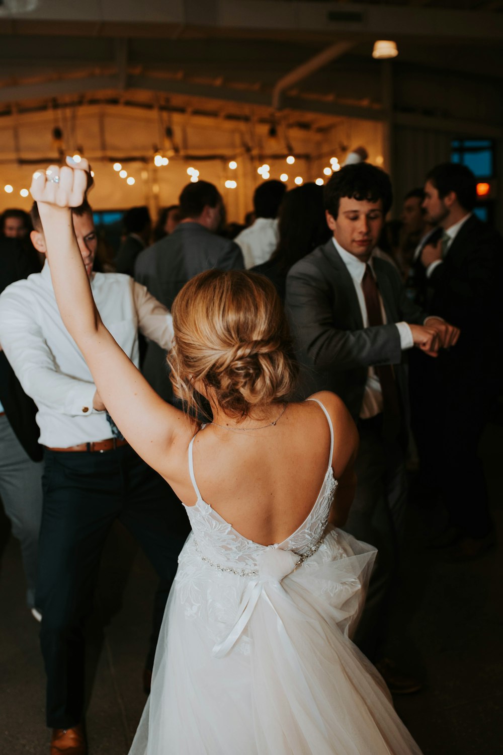 uma noiva e noivo dançando em sua recepção de casamento