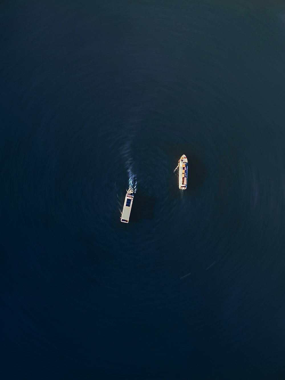 ein paar Boote, die auf einem Gewässer schwimmen