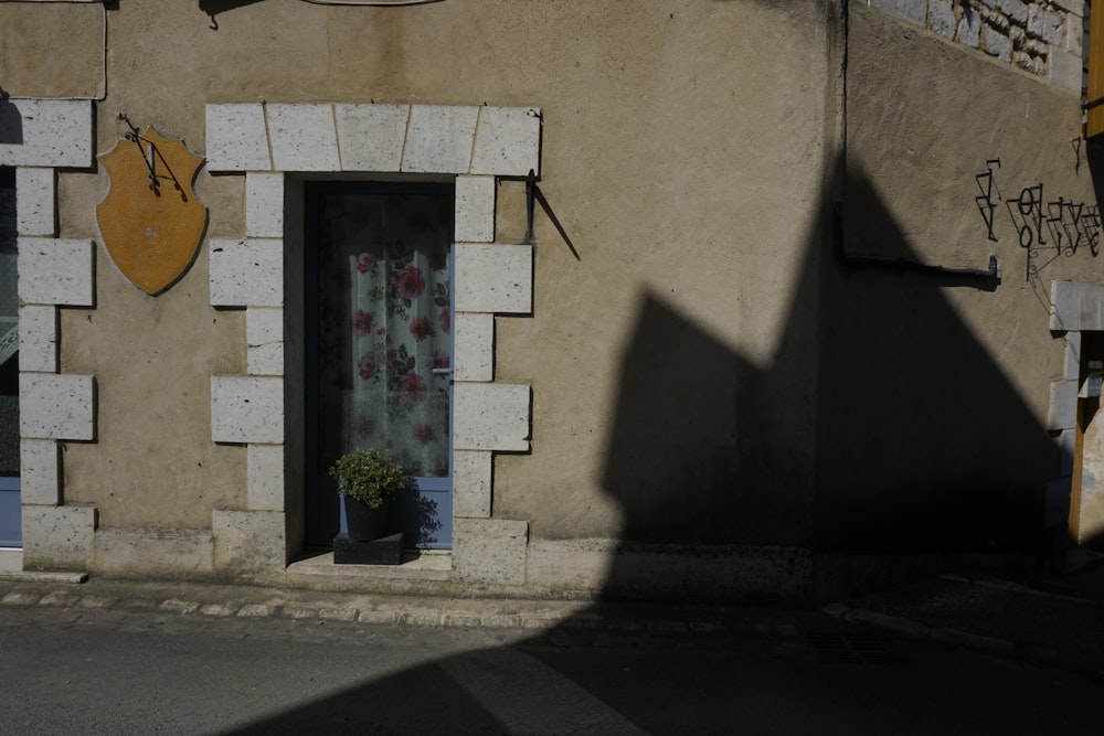 un edificio con un vaso di fiori nella finestra