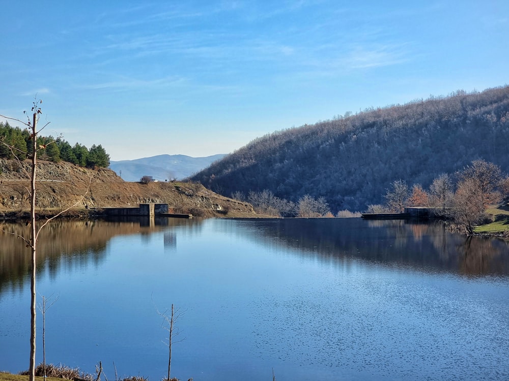 un grand plan d’eau entouré de montagnes